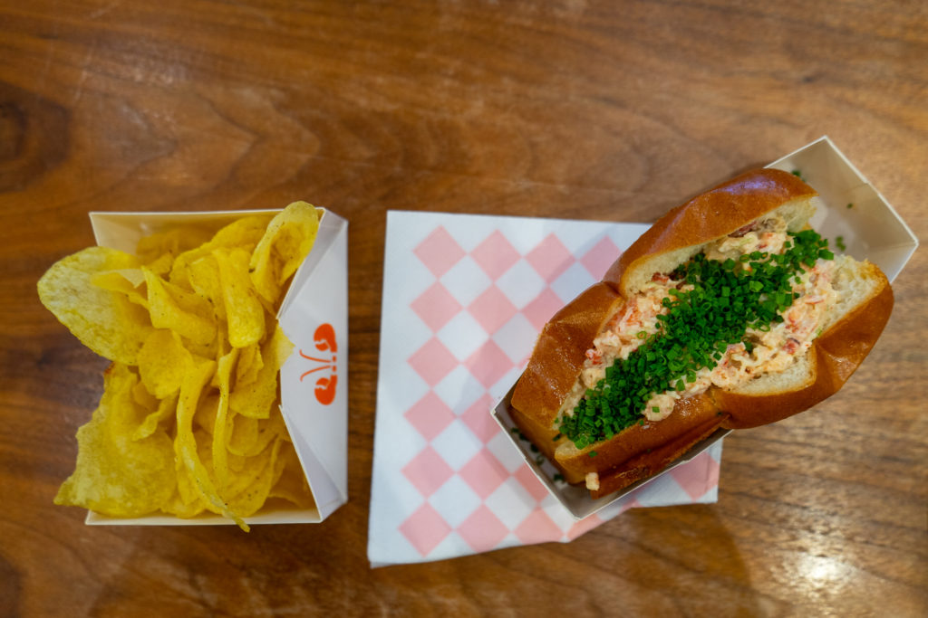 Lobster roll Paris homer with chips