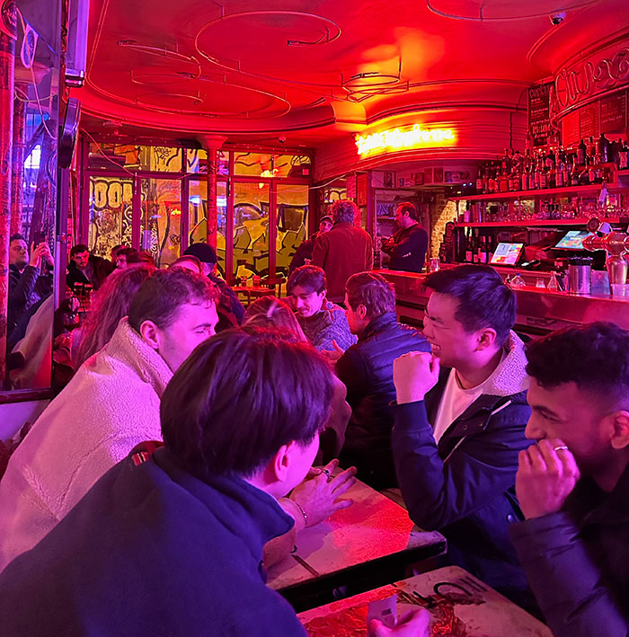 cheap bars Paris aux flies